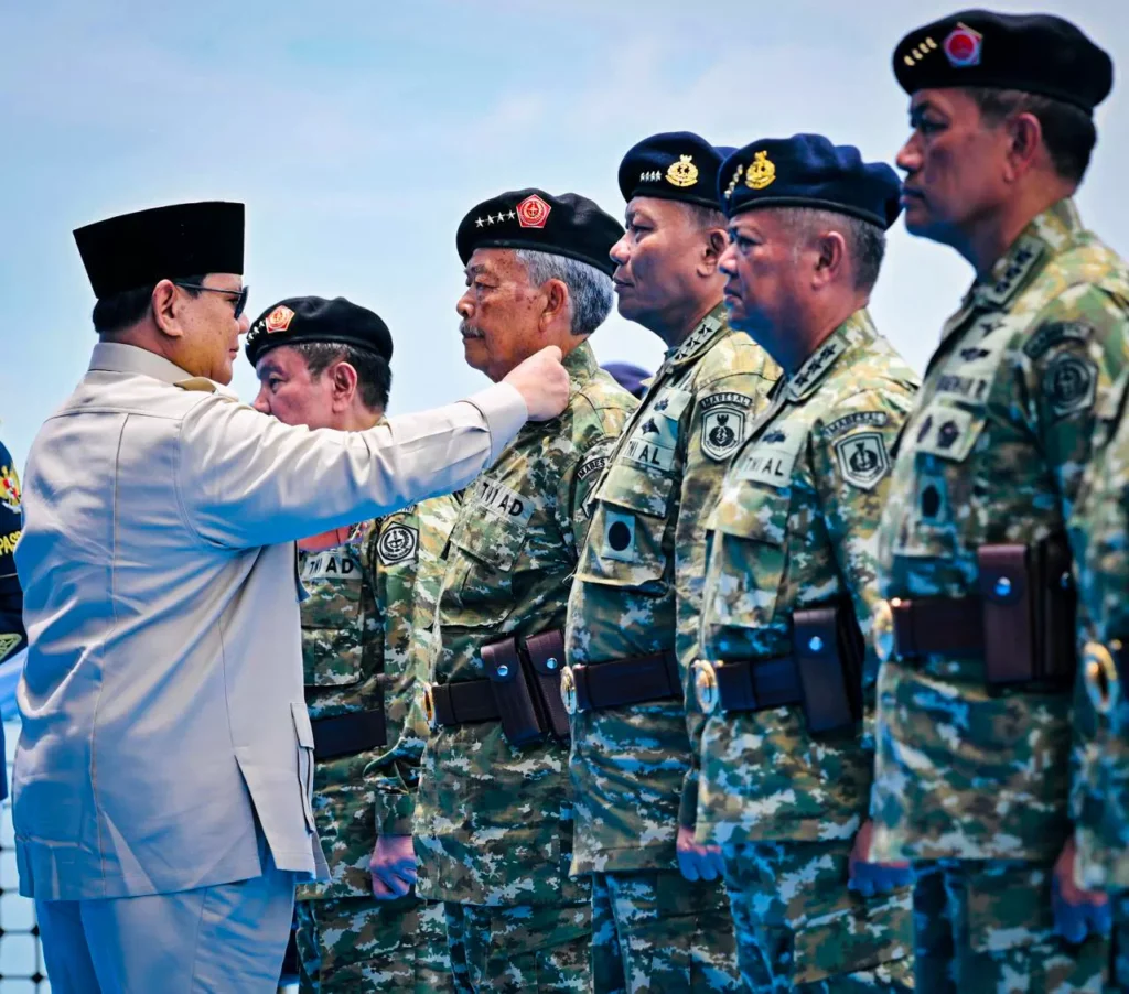 Presiden Prabowo Subianto menganugerahkan pangkat istimewa kepada 11 perwira purnawirawan Tentara Nasional Indonesia (TNI) pada acara Presidential Inspection di Kapal Perang Republik Indonesia