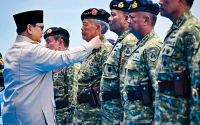 Presiden Prabowo Subianto menganugerahkan pangkat istimewa kepada 11 perwira purnawirawan Tentara Nasional Indonesia (TNI) pada acara Presidential Inspection di Kapal Perang Republik Indonesia
