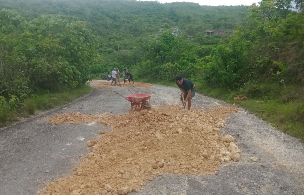 Warga Turun Tangan Perbaiki Jalan Rusak yang Diabaikan Pemerintah