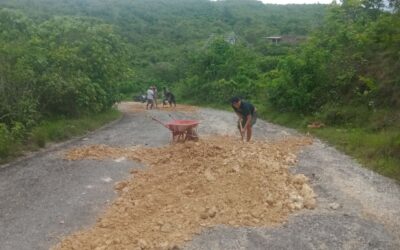 Warga Turun Tangan Perbaiki Jalan Rusak yang Diabaikan Pemerintah