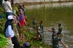 Dukung Pertanian Warga, Yonif TP 823/Raja Wakaaka Bersihkan Cekdam di Kaisabu Baru
