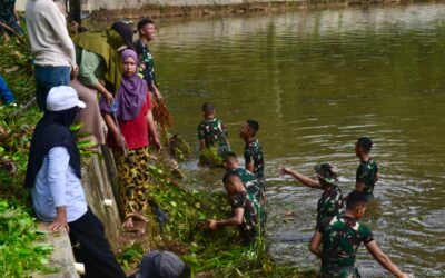 Dukung Pertanian Warga, Yonif TP 823/Raja Wakaaka Bersihkan Cekdam di Kaisabu Baru