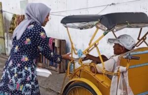 Jum’at Berkah, Yayasan Rizky Langit Butuni dan Rompu Cahaya Butuni Bagi-Bagi 800 Paket Makanan Gratis