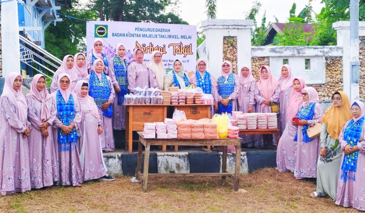 Ramadan Penuh Berkah, BKMT Permata Bagikan 300 Paket Takjil di Benteng Keraton
