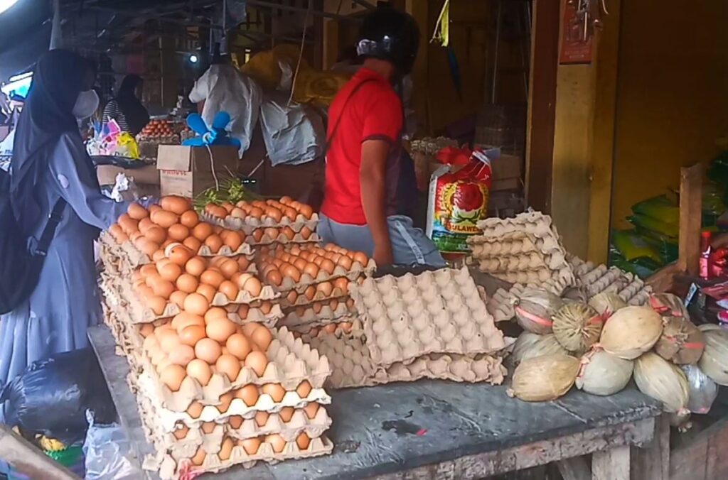 Harga Telur “Meledak” di Pasar Wameo, Distribusi Diduga Jadi Pemicu, Pengawasan Pemerintah?