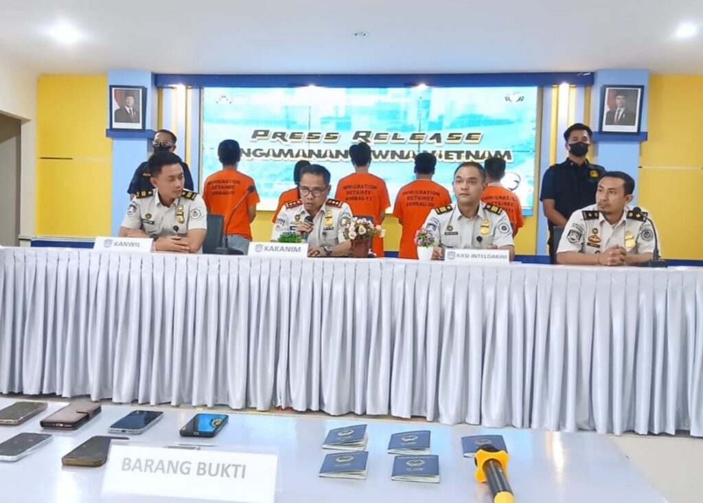 Lima WNA Vietnam Diamankan di Baubau, Diduga Hendak ke Australia Secara Ilegal