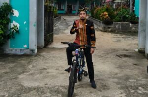Peringati Hardiknas 2026, Kepala SMAN 1 Kontunaga Kayuh Sepeda ke Upacara