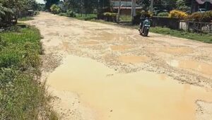 36 Tahun Tak Diaspal, Warga Pongkowulu Keluhkan Jalan Berlumpur