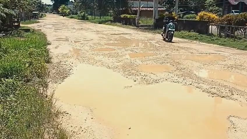 36 Tahun Tak Diaspal, Warga Pongkowulu Keluhkan Jalan Berlumpur