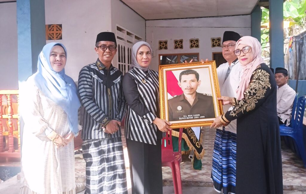 Pemkot Baubau Berikan Penghormatan kepada Drs. Moh Kasim saat Pemindahan Pusara