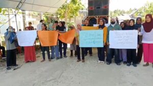 Ibu-Ibu Pongkowulu Tinggalkan Dapur, Blokade Jalan Provinsi yang Terabaikan 36 Tahun