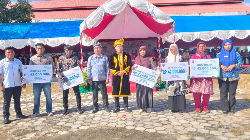 Bupati Afirudin Serahkan Santunan BPJS Ketenagakerjaan pada HUT ke-19 Buton Utara