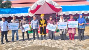 Bupati Afirudin Serahkan Santunan BPJS Ketenagakerjaan pada HUT ke-19 Buton Utara
