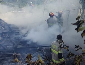 Rumah Panggung di Gonda Ludes Terbakar, Diduga Akibat Korsleting Listrik