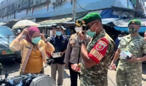 PWI Baubau Gandeng TNI-Polri dan Organisasi Kemanusiaan, Bagikan 2.000 Masker untuk Warga