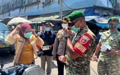 PWI Baubau Gandeng TNI-Polri dan Organisasi Kemanusiaan, Bagikan 2.000 Masker untuk Warga